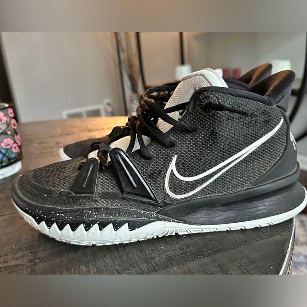 Men’s Nike Basketball Shoes Kyrie Irving Size 9